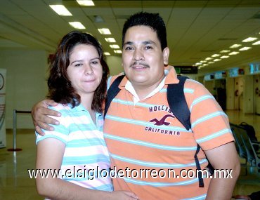 31072007
Tere Martínez viajó a Guadalajara y la despidió Ricardo Gallegos.