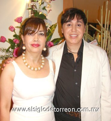 22072007
Manuel Saucedo acompañado de su hermana Lety Saucedo de Ibarra.