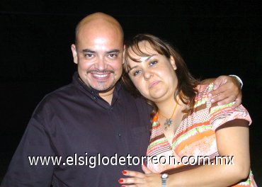 24072007
Anneke Berumen Gorostiaga juntp a Luis Silva, quien le organizó un alegre festejo de cumpleaños.