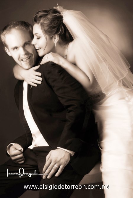 Sr. Adam P. Moyer Howkey y L.C.C. Sandra Iveth Castro Rodríguez unieron sus vidas en matrimonio en la parroquia Los Ángeles, el sábado 23 de junio de 2007. 

Estudio Laura Grageda.