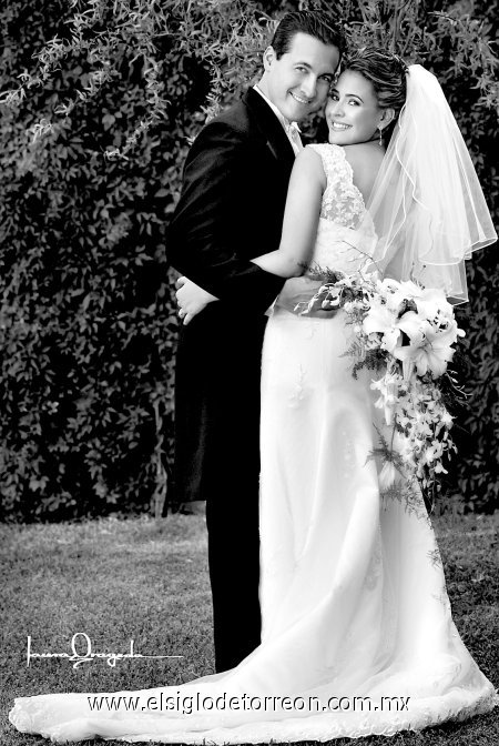 Sr. Gerardo Ortiz Rivera y Srita. Cristina Rodríguez Camacho, el día de su boda.

Estudio Laura Grageda.