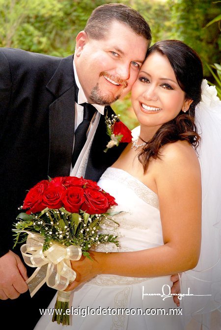 Sr. Michael Troy Wald y Srita. Ivett Hernández Caldera contrajeron nupcias el sábado nueve de junio, en la parroquia del Centro Saulo. 

Estudio Laura Grageda.