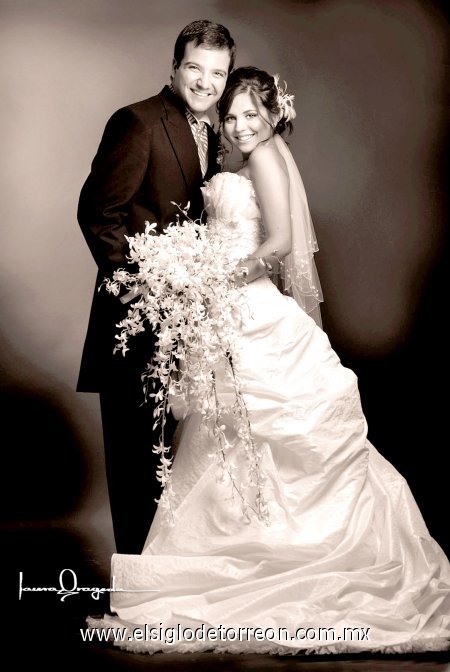 Sr. Carlos George Villalobos Buttler y Srita. Pamela Wolf González unieron sus vidas en sagrado matrimonio en la parroquia de San Pedro Apóstol, el sábado siete de julio de 2007. 

Estudio Laura Grageda.