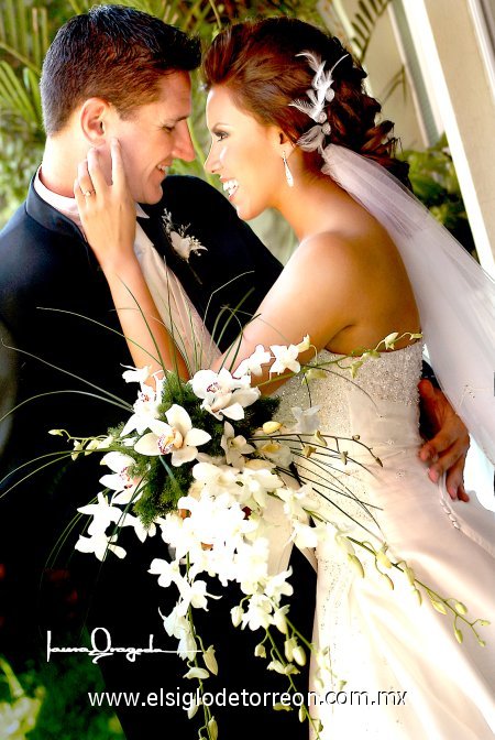 Sr. Nathan Mott y Srita. Sylvia López Martínez recibieron la bendición nupcial en la parroquia Los Ángeles, el sábado 30 de junio de 2007. 

Estudio Laura Grageda.