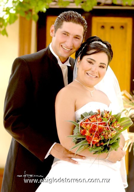 Sr. Mario Alberto Reynoso Solé y Srita. Gabriela del Carmen García Macías contrajeron matrimonio en la parroquia de San Felipe de Jesús el sábado 23 de junio de 2007. 

Estudio Laura Grageda.
