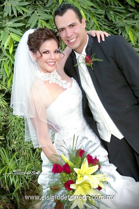 Sr. Manuel Alejandro Franco Padilla y Srita. Ana Laura Farhat Muñoz contrajeron nupcias en el altar de la parroquia Los Ángeles, el sábado 14 de junio de 2007. 

Studio Sosa.