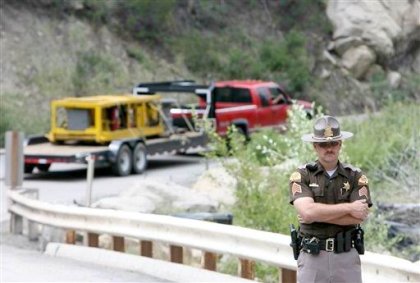 Numerosos vehículos de emergencia se encuentran en los alrededores de la mina.