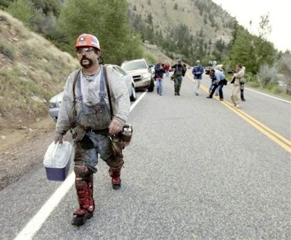 Seis equipos de rescate, apoyados con al menos 30 tipos de maquinaria pesada, continúan intentando establecer contacto con los mineros.