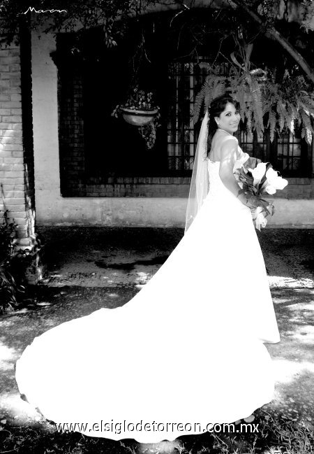 Srita. Beatriz Isabel Vega Frías, el día de su enlace nupcial con el Sr. Aarón Antonio Pérez Ledezma.

Estudio Morán.