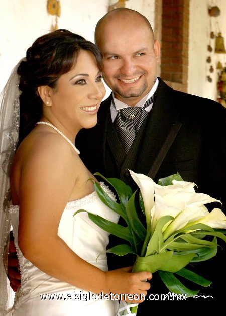 Sr. Aarón Antonio Pérez Ledezma y Srita. Beatriz Isabel Vega Frías unieron sus vidas en matrimonio en el altar de la parroquia de La Inmaculada Concepción, el sábado siete de julio de 2007.

Estudio Morán.