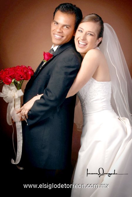 Sr. Severo Hernández de Lara y Srita. Brenda Citlalli Máynez Huerta recibieron la bendición nupcial en la parroquia Los Ángeles, el sábado 14 de julio de 2007.

Estudio Laura Grageda.