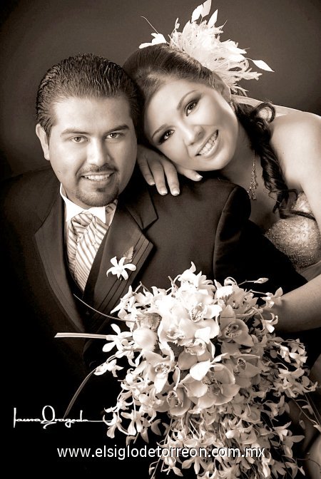 Sr. Manuel G. Monreal Algarate y Srita. Fabiola Ríos Huerta recibieron la bendición de Dios el sábado nueve de junio de 2007. 

Estudio Laura Grageda.