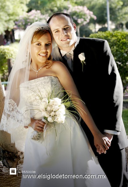 Sr. Jesús Hernández Jimeno y Srita. Marissa Ramos Valles recibieron la bendición nupcial en la parroquia de San Felipe de Jesús, el sábado 23 de junio de 2007. 

Estudio Letticia.
