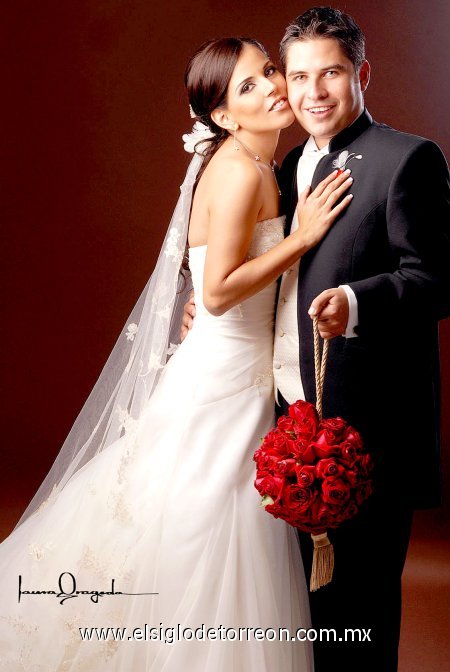 Sr. Miguel Ángel Mena Flores y Srita. María Fernanda Belmont Mora recibieron la bendición nupcial en la parroquia de Nuestra Señora de la Encarnación, el sábado siete de julio de 2007. 

Estudio Laura Grageda.
