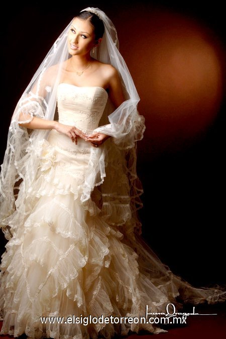 Srita. Rosalba Cobos de los Santos, el día de su enlace nupcial con el Sr. Leonardo Urbiola Soto.

Estudio Laura Grageda.