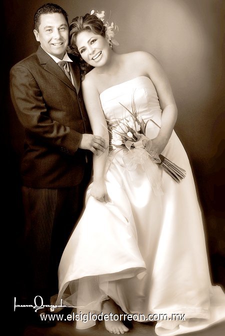 Sr. Luis Porras Castillo y Srita. Victoria Armendáriz Ortega recibieron la bendición nupcial en la capilla del Sagrado Corazón de Jesús de Los Viñedos, el miércoles 26 de mayo de 2007.

Estudio Laura Grageda.