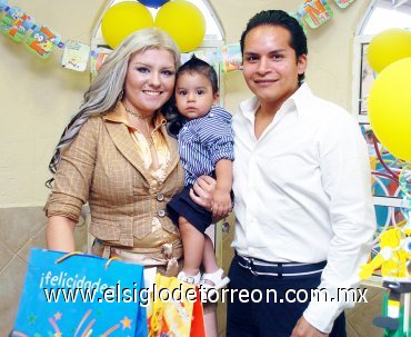01082007
Paulino Alfonso Luján y Brenda Sánchez de Alfonso, acompañan a su hijo Paulino Alfonso en su primer año de vida.