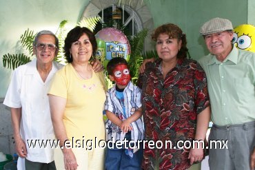 02082007
Luis Sebastián Torres Navarro fue festejado por sus tres años de edad, con un convivio que le organizaron sus papás José Luis Torres y Rosa Ma. Navarro.