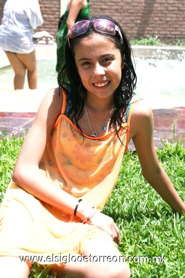 03082007
Con un convivio organizado por su familia, fue festejada Jacqueline Parras Andrade por sus 14 años de edad.