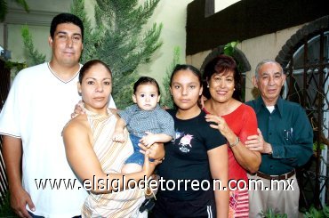 03082007
Miguel Ángel Betancourt Rangel, fue festejado con motivo de su primer cumpleaños, lo  acompañan sus padres Miguel Ángel y Verónica, su hermana Laura y abuelitos Miguel y Conchita