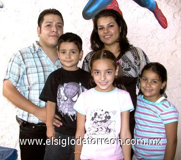 05082007
José Gutiérrez Moreno y Sandra Arellano, festejaron a su hijo Brandon Gutiérrez Arellano por su reciente cumpleaños, lo acompañan también sus hermanitas Melanie y Evelyn.