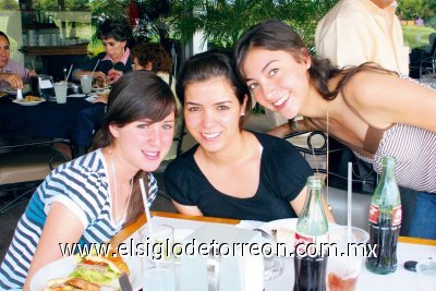 Disfrutan de ricos platillos
Mónica Madero, Ana Sofía y Maribel Tumoine.