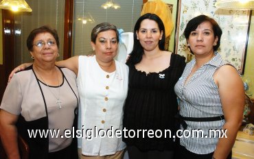02082007
Karina Sánchez de Alvarado, acompañada de algunas invitadas a su fiesta de regalos.