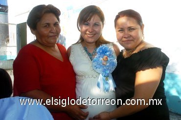 02082007
Mercedes Irene Ríos de Reyes, recibió fiesta de regalos para bebé ofrecida por Isabel Ríos.