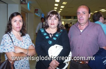 01082007
Francisco Ureña viajó a México y lo despidieron Lety y Coco Ureña.
