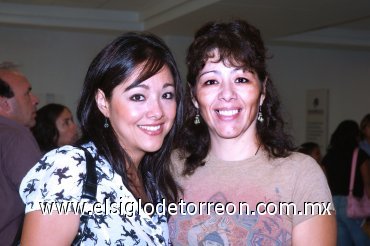 01082007
Wendy Castrejón viajó a Monterrey y la despidió Gabriela Echávarri.