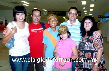 02082007
Desde Israel llegaron a Torreón Ranilko y Avisahy Komarchero y los recibieron Nora, Erán, Yardan y Adi Kormarchero.