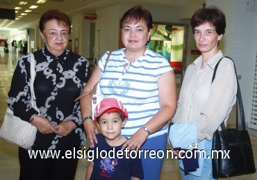 02082007
Gaby y Carlitos Cobián viajaron a Cancún y los despidieron Dora y Eva Cobián.