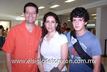 03082007
Manuel, Cecilia y Santiago González viajarona San Diego.