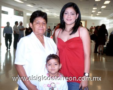 03082007
Nancy Martínez viajó a Los Ángeles y la despidieron Guadalupe Castañeda y Alejandra Martínez.