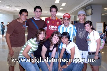 03082007
Rodolfo González viajó a San Diego y lo despidieron Lucía, Paty, Armando, Anacris, Luisa, Beto, Santiago y Salvador.