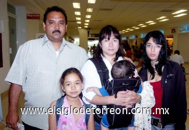 04082007
José Ledesma, Ingrid de Ledesma, Ingrid Ledesma, Ashley Roque y el pequeño Leonardito viajaron a Tijuana.
