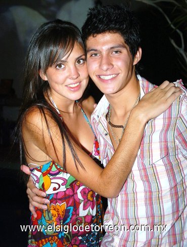 04082007
Christian Díaz Moreno fue despedido por su viaje de estudios, lo acompaña Bárbara González.