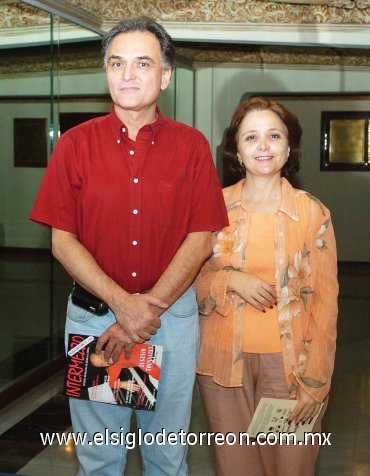 04082007
Enrique Castro y Maricarmen Aguirre, captados en reciente concierto de ópera.