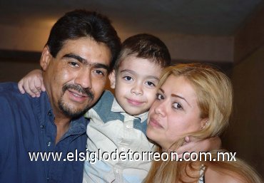 05082007
Alejandro Ayoub y Cecilia Gámez de Ayoub junto a su hijo Jesús Ayoub Gámez.