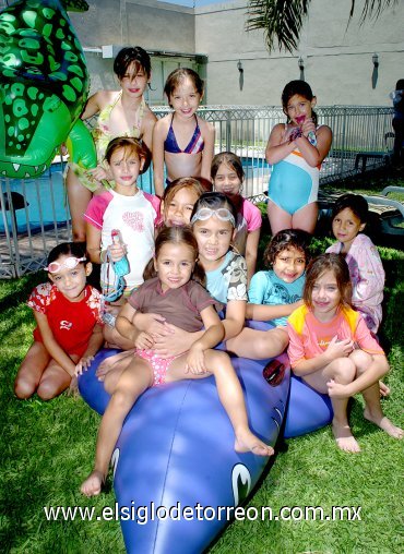 05082007
Day, Isabela, Camila, Valeria, Pamela, Renata, Susy, Vanessa, Mafer, Fer, Sofi y Marian, acompañaron a Daniela Ramírez Galván en su festejo de cumpleaños número siete.
