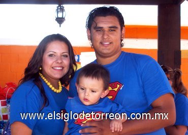 05082007
Diego Cristiano fue festejado por sus padres, Édgar Puente Morón e Ilse Mata de Puente, al cumplir un año de edad.