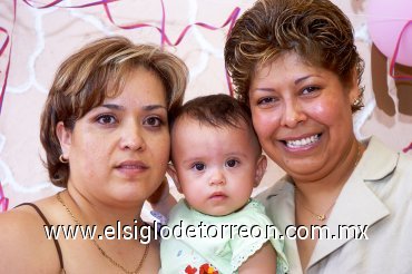 05082007
Frida Delgadillo Galván junto a su mamá, Claudia Delgadillo e Isabel García, el día de su primer cumpleaños.