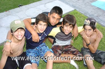 13082007
Alfonso Mireles Fernández celebró su cumpleaños junto a Armando Rodríguez, Andrés Medrano, Fer Gutiérrez y Ramiro Fux.