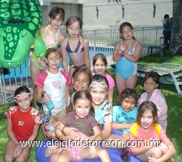 13082007
Daniela Ramírez Galván celebró sus siete años al lado de Dany, Isabela, Camila, Valeria, Pamela, Renata, Susy, Vanessa, María Fernanda, Sofi y Marian.