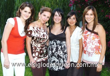 13082007
La futura mamá junto a Bertha de Navarro, Dora de García, Farah de Marcos y Claudia Estrada.