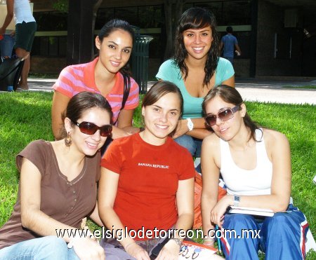 Sonia Sanz, Laura Gómez, Sofía Medina, Jackie Jaik y Natalia Avalos