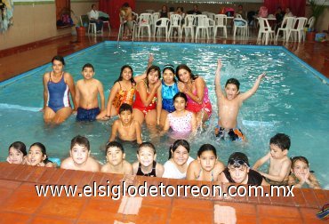 08082007
Fin de curso de verano organizado por la familia Rosales Zermeño, en el cual los niños aprendieron natación, baile, Tae Kwon Do y teatro.
