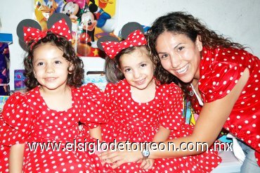 09082007
Frida y Paulina González Barajas junto a su mamá, Selene Barajas, el día que festejaron sus cumpleaños.