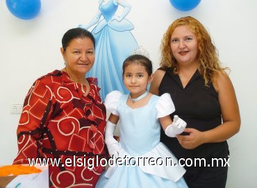 09082007
Stephany Paola Aldana junto a su abuelita, María Concepción Torres de Aldana y su mamá, Paola Aldana Torres, el día que festejó su cuarto cumpleaños.