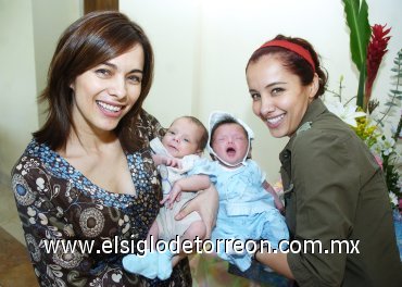 10082007
Lucy de Gama con sus hijitos Massimo Arantes y Marion Miranda, los acompaña Victoria Barboza Rodríguez.